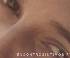 Menina de olhos castanhos procura convivio.