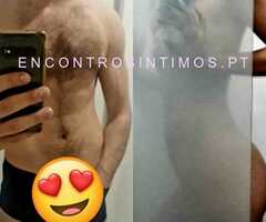Casal na casa dos 20 anos convida mulher até aos 40 anos para momentos de prazer a 3!